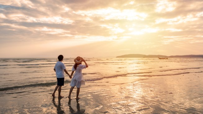 Влюбена двойка по плажа. Снимка: istock