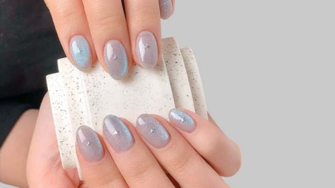Маникюри като стъкло - шикозни и различни. Снимка: istock