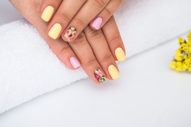 11 идеи за слънчев маникюр в жълто. Снимка: istock