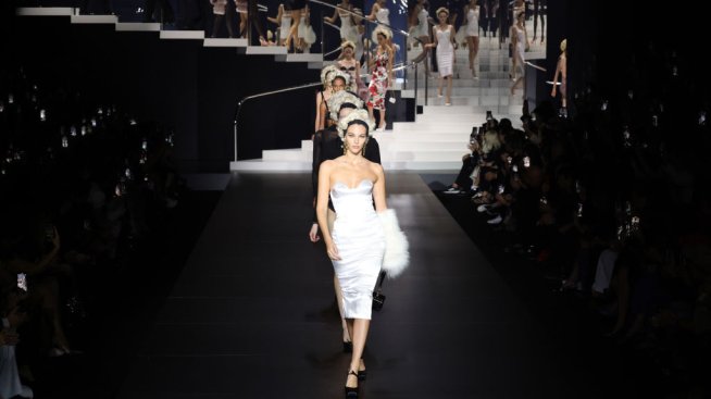 Дантела и цветя от Dolce & Gabbana за пролет/лято 2024.Снимка: Getty