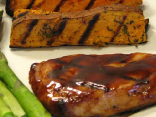 6 тънки свински пържоли
1/2 ч.ч. бира
3 скилидки чесън
2 глави лук
2 филии черен хляб
1 с.л. брашно
1 с.л. олио
1 ч.ч. бульон
черен пипер