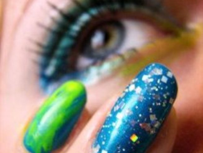 Сиво и синьозелено са цветовете в маникюра за Есен 2010