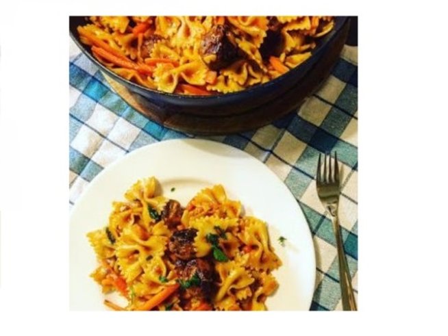 1 пакет къса паста
2 моркова
2 скилидки чесън
5-6 листа пресен босилек
500 г ситно нарязани домати от консерва
2 с.л. доматено пюре
зехтин
дафинов лист
сол, черен пипер
кафява захар
пресен магданоз за поръсване
За кюфтенцата:
500 г мляно агнешко месо
1 ч.л. кимион
2 ч.л. кориандър
2 скилидки чесън
