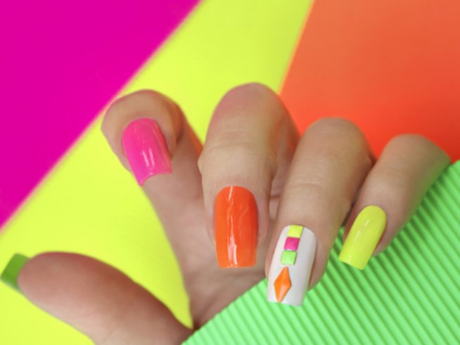 Неонови маникюри за лятото (галерия) 