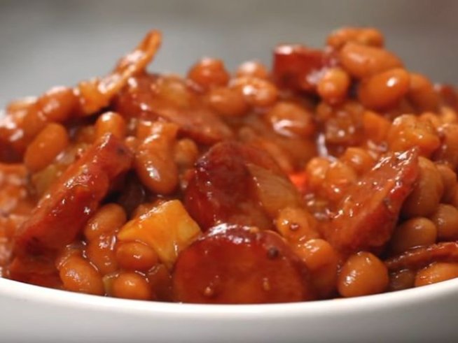 500 г боб
1 наденица
2 моркова
2 глави лук
150 г сушени домати
2 домата, белени
сол
чубрица
червен пипер
черен пипер
джоджен