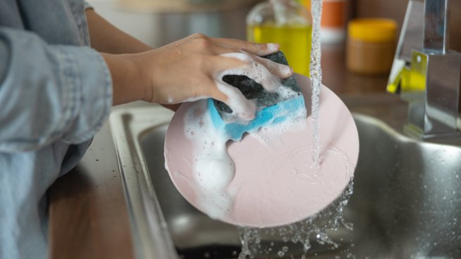 Хитър трик, който чисти загорели съдове за минута