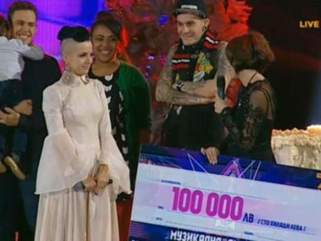 Поли Генова получава голямата награда. Снимка: ТВ7