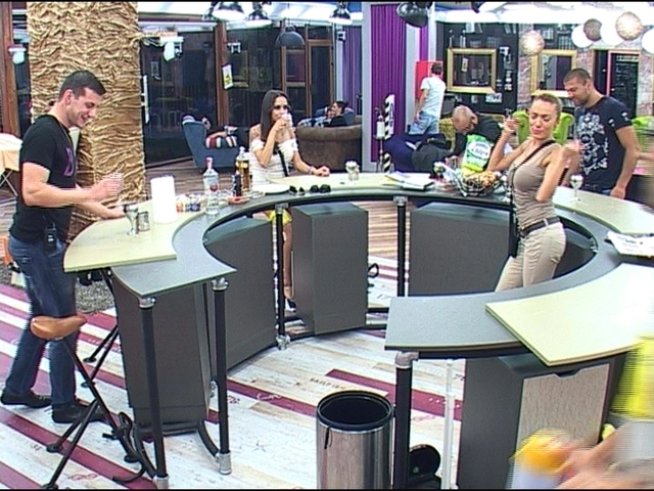 Русата Златка се събра с любимия си MMA боец