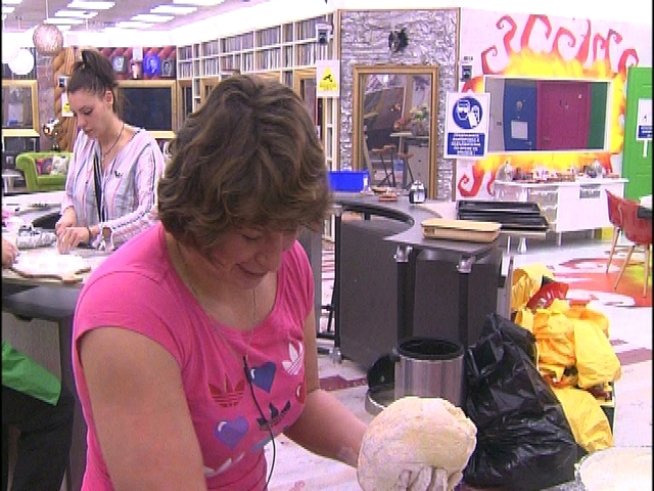 Станка Златева омеси сладките за децата в дома на отец Иван. Снимка: VIP Brother