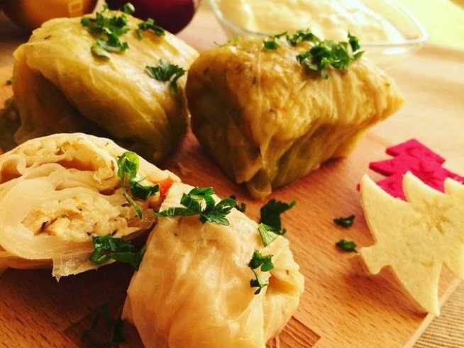 10 средно големи зелеви листа
250 г пилешко филе
1 малка глава лук
1 морков 
1 к.ч. ориз
черен пипер
червен пипер
олио
½ връзка магданоз
1 скилидка чесън