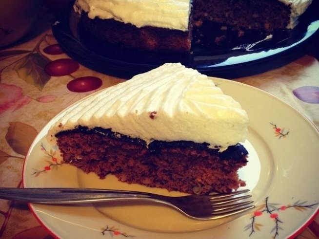 150 г млечен шоколад
80 г орехи
80 г светли стафиди
8 с.л. брашно
3 яйца
125 г краве масло
10 с.л. захар
1 капсула ром
бакпулвер

За глазурата:
3 белтъка
1 ч.л. кристална захар
1 ч.л. пудра захар