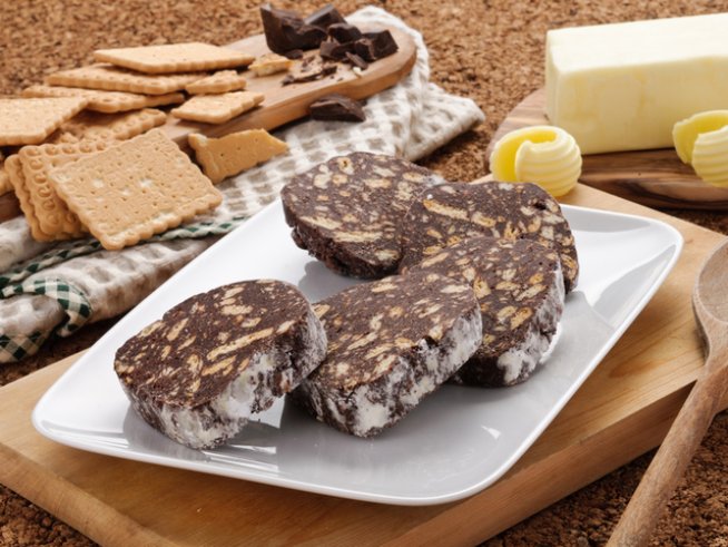 4 жълтъка
3 супени лъжици пудра захар
70 мл ликьор или коняк
4 супени лъжици какао на прах
400 г бисквити по ваш избор
300 г меко масло
