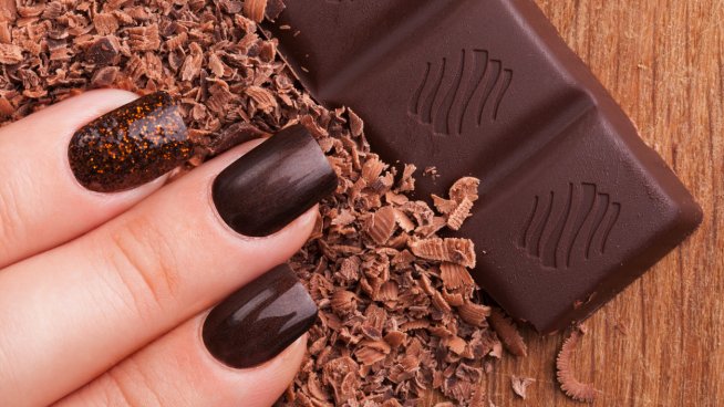 Шик маникюри в цвета на 2025 година Mocha Mousse.Снимка: istock