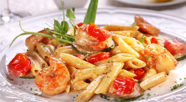 Паста със скариди, тиквички и домати. Снимка: istock