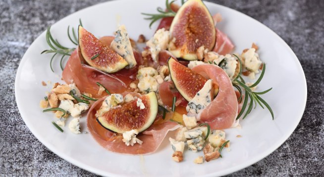Пресни смокини с прошуто и синьо сирене