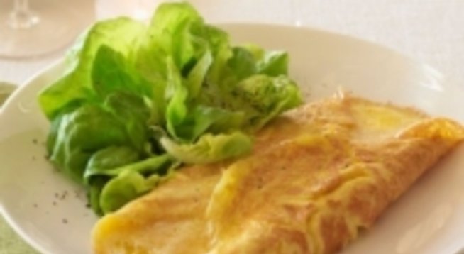 8 яйца
100 Г извара
3 с. л. сметана
сол
краве масло
черен пипер