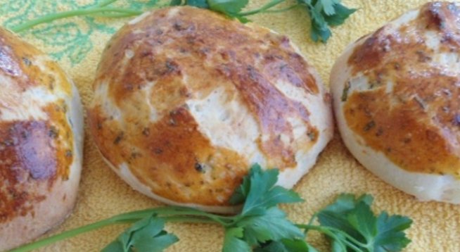 500 г брашно
1 ч. ч. мляко
1/2 кубче мая
1 и 1/2 ч. л. кафява захар
1 ч. л. сол
2 шепи натрошено сирене
2-3 с. л. олио
1 с. л. масло
1-2 клонки магданоз
1 яйце
1 жълтък за намазване
1-2 щипки червен пипер
1-2 щипки чубрица