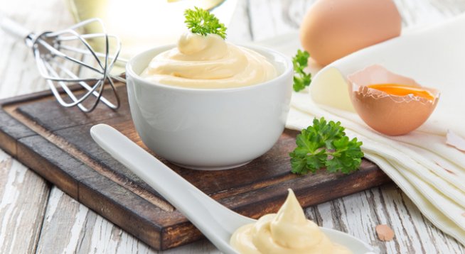 2 жълтъка
270 мл слънчогледово олио
сол, черен пипер на вкус
2 чаени лъжички дижонска горчица
лимонов сок на вкус