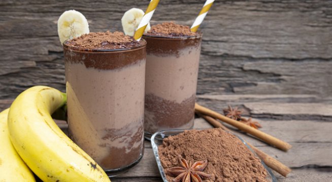 1 и 1/2 ч.ч.неподсладено бадемово мляко или краве
1/2 узряло авокадо без костилка
1 банан
2 с.л. натурално какао на прах
1 ч.л.мед 
1 ч.л. ленено семе
няколко сурови бадема или ореха 
