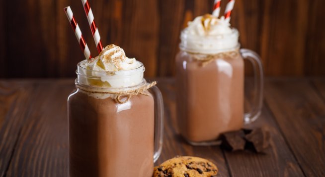 500 мл студено прясно мляко
300 г шоколадов сладолед
3-4 с.л. фъстъчено масло, без добавени захар, мед, сол
Сметана за украса