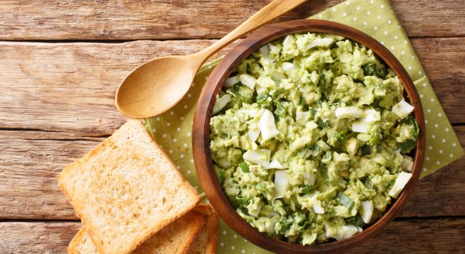 Салата с яйца и авокадо