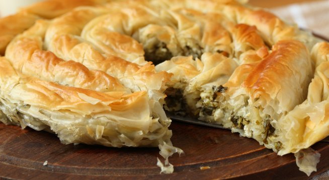 Хрупкава баница с вкусен лапад.