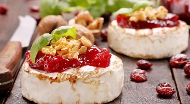 Печено Бри с чесън, орехи и конфитюр. Снимка: istock