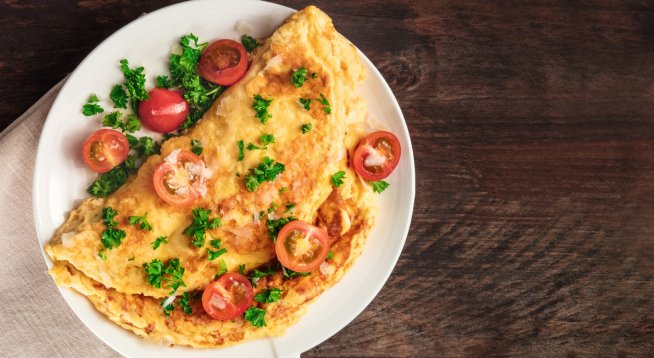 Омлет с билки и домати.