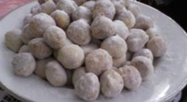 0,400 л олио 
0,200 л прясно мляко 
1 1/2 бакпулвер 
1 кг брашно 
1 кутия локум 
нарязани на едро ядки – орехи или бадеми