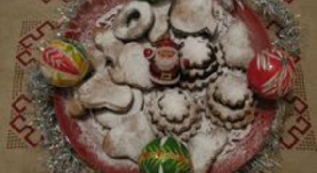 2 яйца
80 г мед (1каф. чаша)
100 г смлени орехи (1 чаена чаша)
1 и 1/2 ч. ч. захар
4 ч. ч. брашно
1 ч. ч олио
2 ч. л. канела
1 ч. л. сода бикарбонат
1 к. л. карамфил