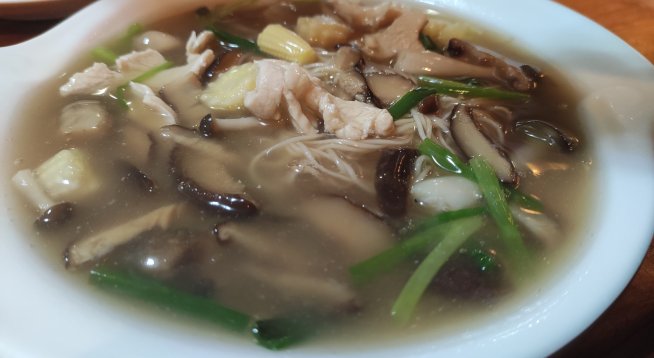 Тайландска супа с пиле и скариди. Снимка: istock