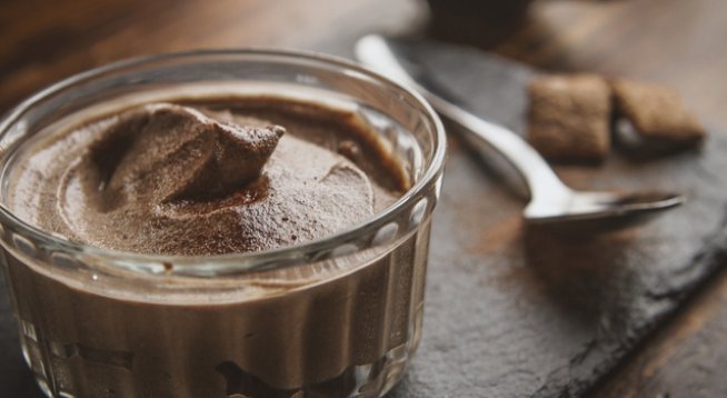 2 бр. узряло авокадо без обелките и костилките
3/4 ч.ч. готварска течна сметана
1 бр. (или малко повече) разтопен тъмен шоколад
3 супени лъжици натурално какао на прах
1/2 ч.л. ванилов екстракт
мед на сладост
