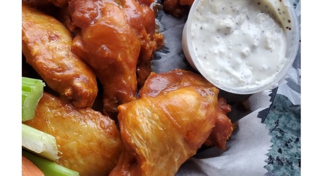 1 чаша майонеза
120 г синьо сирене по ваш избор
1 чаша заквасена сметана
2-3 стръка наситнен зелен лук
1 ч.л. сушен магданоз
черен пипер, чесън на прах или скилидка, по ваш вкус