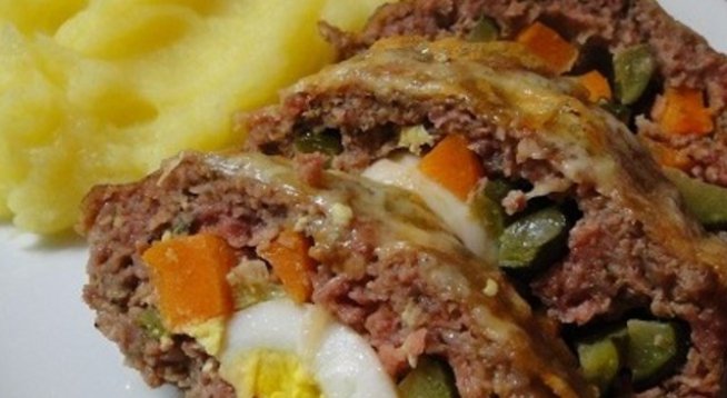 1 кг кайма смес
1 глава лук нарязан на ситно или настърган
1 ч.л. чубрица
2-3 с.л. галета
1 ч.л. червен пипер
черен пипер на вкус
2 с.л. магданоз нарязан на ситно
сол на вкус
3-4 яйца за плънката
2-3 моркова
3 краставички кисели
около 50-60 г кашкавал за настъргване