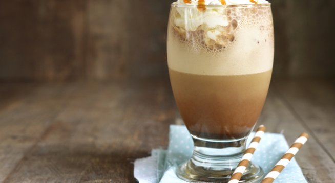 ¾ чаша прясно мляко 
1 чаена лъжица течна ванилия 
3 супени лъжици кафява захар
3 супени лъжици инстантно кафе
1 чаша натрошен лед 
бита сметана