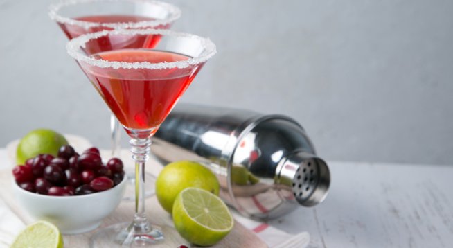 1 и ½ чаши водка, охладена 
2 чаши (по 200 мл) сок от червена боровинка, охладен 
2 чаши сок от нар, охладен
3 супени лъжици пресен сок от лайм
лед 