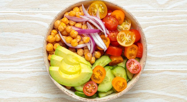 Салата с авокадо и нахут с 5 съставки