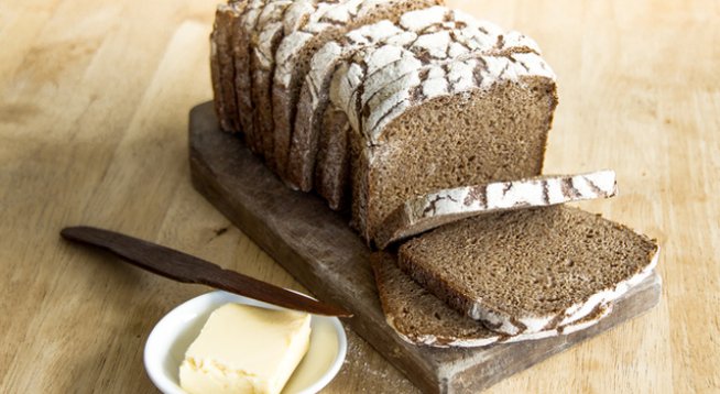 250 мл топла вода
2 супени лъжици меласа
1 супена лъжица олио
1 чаена лъжица сол
260 г пшеничено брашно
170 г ръжено брашно
3 супени лъжици кафява захар
1 супена лъжица какао 
¾ чаена лъжица ким
1 чаена лъжица суха мая