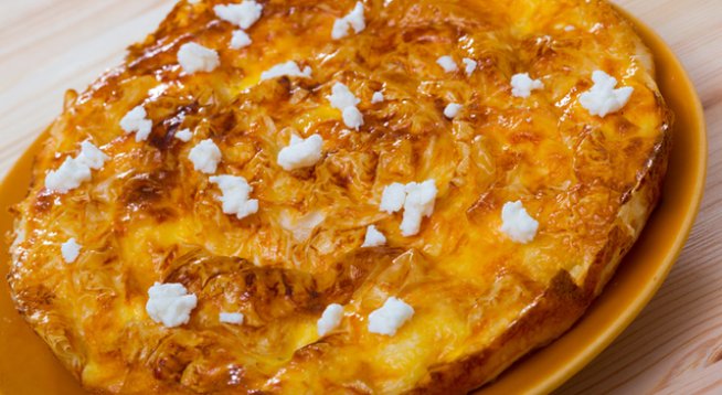1 пакет кори за баница
200 г ориз (1 чаша)
400 г сирене
1 чаена лъжица сол
4 яйца
4 супени лъжици кисело мляко
½ чаена лъжица сода
1 чаша олио