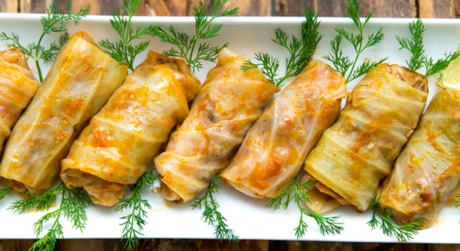 1 кисела зелка
400 г ориз
250-300 г кайма
1 морков
1 стрък праз
½ чаша олио
Сол на вкус
Червен пипер на вкус
Черен пипер на вкус
1 щипка джоджен
1 щипка чубрица