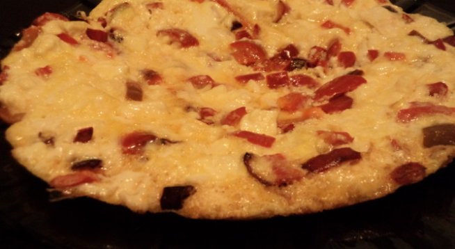 5 яйца
400 г сирене
2-3 супени лъжици брашно
3 червени чушки
2-3 супени лъжици олио
щипка сол
щипка черен пипер