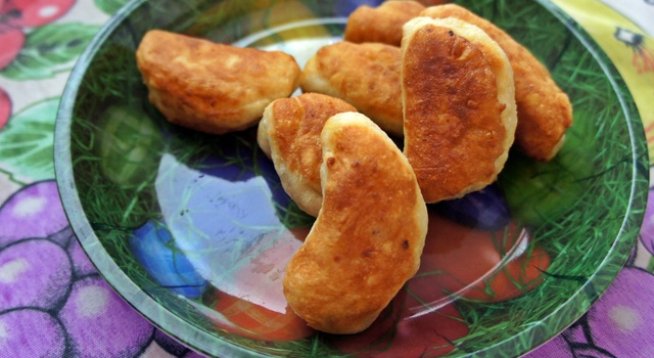 За тестото:
2 ч.ч. брашно
1 ч.ч. кисело мляко
1 яйце
1/2 ч.ч. сирене - по желание
1 бакпулвер
За плънката 
сирене и яйце
колбас 
колбас и кашкавал
колбас и кисели краставички