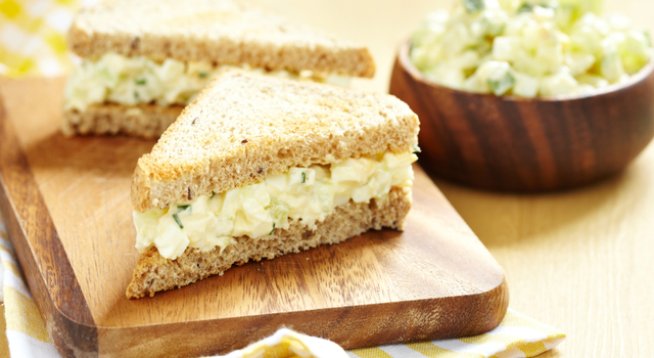 8 твърдо сварени яйца

¼ чаша изцедено кисело мляко

1 супена лъжица магданоз, нарязан на ситно

¼ чаена лъжица чесън на гранули

¼ чаена лъжичка черен пипер

¼ чаена лъжичка сол