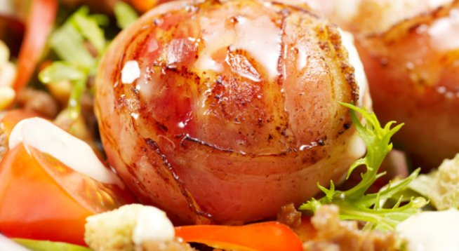 500 г говежда кайма или смес
сол, черен пипер на вкус
3-4 кисели краставички
1 ч.л. чесън на прах
150 г кашкавал, нарязан на кубчета
сос барбекю
300 г пушен бекон