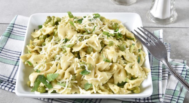 400 г къса паста фарфале
1 бурканче песто
Сокът на 1 лимон
Черен пипер на вкус
Сол, ако е необходимо
10 листа маруля, нарязани
Крутони на вкус
100-150 г настърган пармезан
