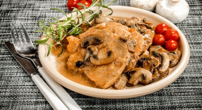 1 кг свински пържоли
300 г гъби
6-7 кисели краставички
олио
Продукти за соса Зингара:
1 ½ супена лъжица брашно
1 кг доматен сос
3-4 дафинови листа
200 г бяло вино
700 г вода
7-8 зрънца пипер