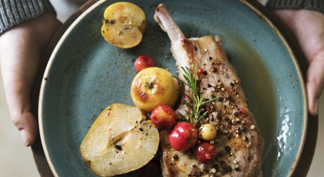 4 свински пържоли
зехтин
сол, черен пипер на вкус
масло
2 броя обелени и нарязани круши
500 мл бира
3/4 ч.л. изсушен градински чай