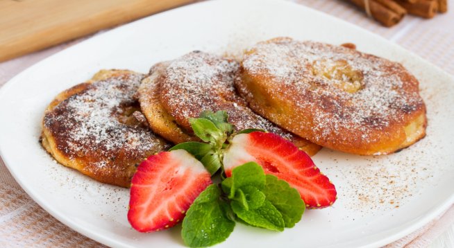 Пухкави катми с банани и ягоди