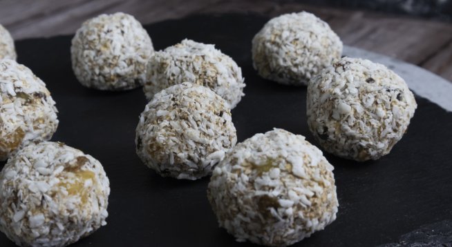 Енергийни топчета с овес и ябълки