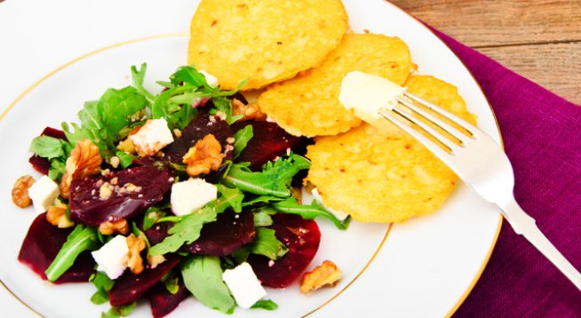 250 г червено мариновано цвекло
150 г рукола
80 г сирене фета или козе сирене
30 г орехови ядки
За дресинга:
2 и ½ супени лъжици зехтин
1 супена лъжица балсамов оцет 
1 супена лъжица мед
сол и черен пипер
